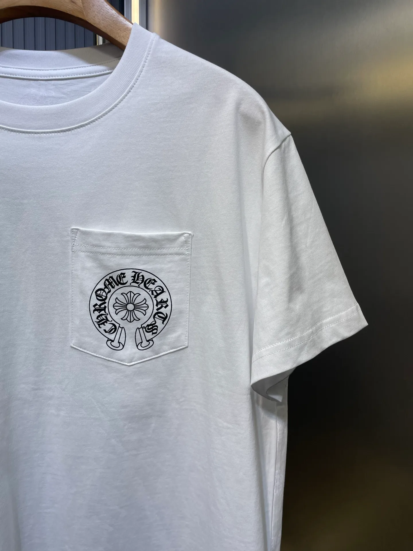 🅿️280 Chrome Hearts 🌟【Top Original】20th Anniversary Vegas Limited Short Sleeves Process description: The fabric is made of 26-woven 200g cotton, ready-to-wear washing process, the printing uses ink printing process + photo glue process, the overall routing is straight and delicate, the fabric is comfortable and soft, the color is consistent and no color difference. It can be matched with the same style to create a fashionable look, control various occasions, customized accessories, complete three standards, the same style for men and women! ⚠️Color: black and white ⚠️Size: SML